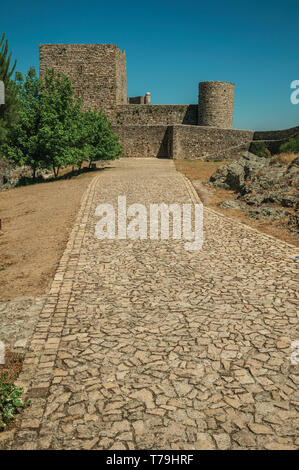 Gepflasterten weg zu dicke Wände und quadratischen Turm an der Marvao Castle. Eine mittelalterliche Weiler thront auf einem Felsen in Portugal. Stockfoto