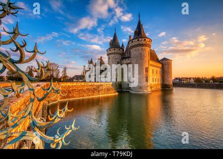 Sully-sur-Loire, Frankreich - 13. April 2019: berühmte mittelalterliche Schloss Sully-sur-Loire, Loire Tal, Frankreich. Das Schloss stammt aus dem Ende des Stockfoto