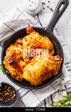 Gegrilltes Hähnchen in Gusseisen Skillet, Ansicht von oben, weisser Hintergrund. Stockfoto