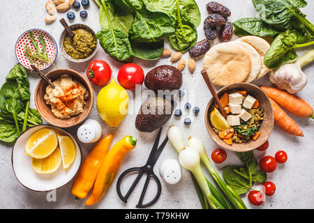 Gesunde vegetarische Essen Hintergrund. Gemüse, Hummus, Pesto und Linsensuppe Curry mit Tofu. Stockfoto