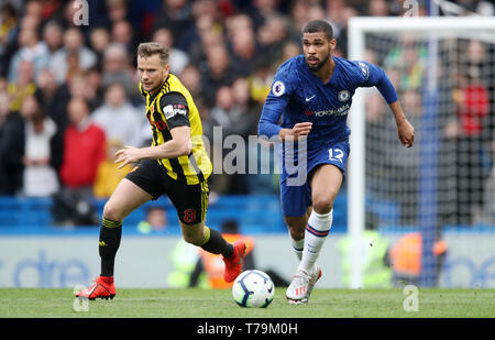 Die watford Tom Cleverley (links) und Chelsea's Ruben Loftus-Cheek während der Premier League Match an der Stamford Bridge, London. Stockfoto