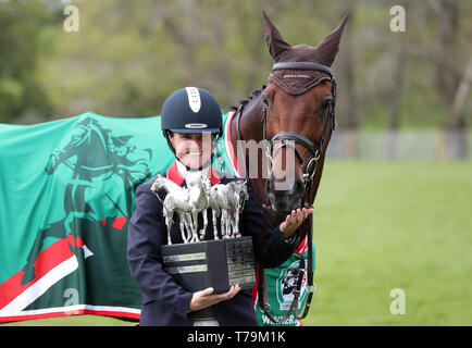 Piggy Französische feiert ihren Sieg auf wanen Kamira während Tag vier der 2019 Mitsubishi Motors Badminton Horse Trials im Badminton, Gloucestershire. Stockfoto