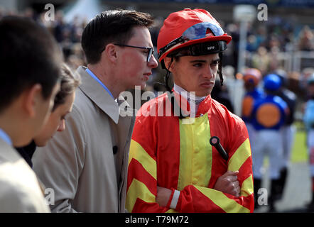 Trainer Joseph O'Brien und Jockey Donnacha O'Brien (rechts) vor dem Qipco 1000 Guineen in Tag zwei des QIPCO Guineen Festival in Newmarket Racecourse. Stockfoto