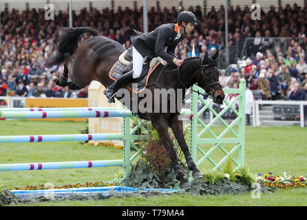 Christopher Burton auf Cooley landet bei Tag vier der 2019 Mitsubishi Motors Badminton Horse Trials im Badminton, Gloucestershire. Stockfoto