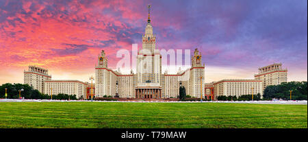 Panorama der Lomonossov Universität an der dramatischen Sonnenuntergang Stockfoto