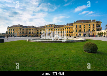 Palace Wien, mit Blick auf die barocke Fassade von Schloss Schönbrunn von Norden gesehen - West Ecke seines großen Innenhof, Wien, Österreich. Stockfoto