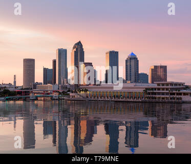 Skyline von Tampa in Florida bei Sonnenuntergang in einer künstlichen Wasser Reflexion auf die Skyline wider Stockfoto