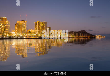 Die Reflexionen des Hotels und Apartments von Waikiki, auf der Hawaii Insel Oahu, in der Nähe von Honolulu in künstlichen Ozean panorama Stockfoto