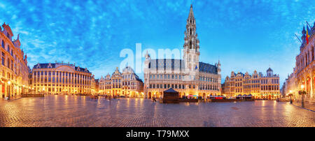 Grand Place in Brüssel, Panorama bei Nacht, Belgien Stockfoto