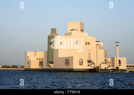 Ein Blick auf das Museum für Islamische Kunst, MIA, in Doha, Katar, über das Meer gesehen. von der Bucht.