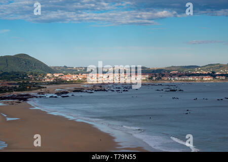 Trengandín Sandstrand an der Nordküste von Spanien, neben dem Dorf in Kantabrien Noja Stockfoto