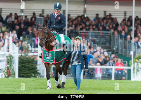 Piggy Französisch und Amy Phillips bei der Siegerehrung des 2019 Mitsubishi Motors Badminton Horse Trials Stockfoto