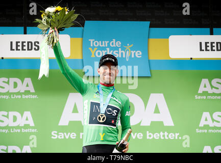 Team Ineos' Christopher Gesetzlose feiert den Gewinn der Tour de Yorkshire im Trikot. Stockfoto