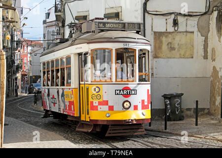 Alfama-Straßenbahn M. Moniz 28 öffentliche Verkehrsmittel auf dem alten Hügel in Lissabon Portugal Europa EU KATHY DEWITT Stockfoto