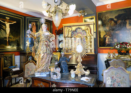 Antique store Interieur mit religiösen Geistlichen christlichen Antiquitäten in der Nähe der traditionellen Street Market in Alfama von Lissabon Portugal Europa EU-KATHY DEWITT Stockfoto