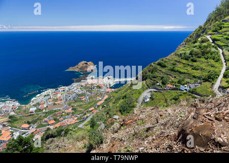 Blick von oben auf die Stadt Porto Moniz im Nordwesten der Insel Madeira an einem sonnigen Sommertag. Die Hauptattraktion des Ortes ist die natürliche Stockfoto