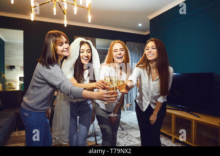 Braut und Brautjungfern Henne feiern - Party mit Gläsern Champagner Stockfoto