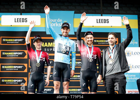 Team Ineos "Tour de Yorkshire Sieger Christopher Lawless (Mitte neben Teamkollegen Edward Dunbar und Owain Doull (rechts) nach Stufe 4 der Tour de Yorkshire. Stockfoto