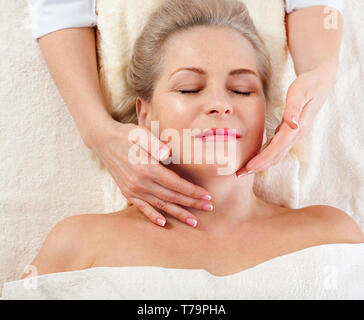 Schöne Frau, Gesichtsmassage in einem Spa Salon. Selektive konzentrieren. Stockfoto