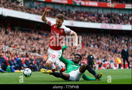 Von Arsenal Shkodran Mustafi, (links) wird von Brighton und Hove Albion Yves Bissouma (rechts) während der Premier League Match im Emirates Stadium, London in Angriff genommen. Stockfoto