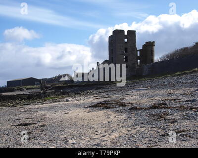 Blick auf die Burgruine Thurso vom Vorland auf landwirtschaftliche Gebäude im Hintergrund in den schottischen Highlands im Osten von Thurso, Großbritannien Stockfoto