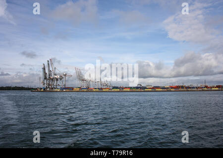 Southampton, Großbritannien - 28 September 2012: Waterfront Blick auf den Kai der Container Terminal mit zahlreichen bunten conatiners und Krane Stockfoto