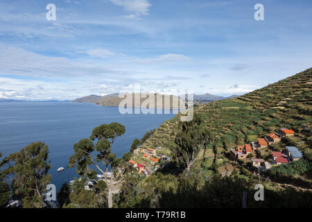 Panorama Ansicht mit colrful Häuser und grünen Terrassen an der Südküste der Isla del Sol, Bolivien Stockfoto