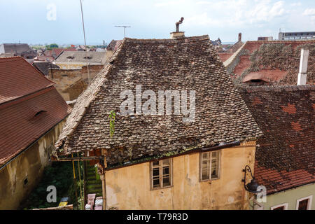 Verwittert auf dem Dach eines alten Hauses mit einem einzigartigen Schornstein in Sibiu (Hermannstadt), Rumänien Stockfoto