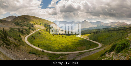 Breites Panorama der Blick über einen großen Horseshoe Bend auf der Cottonwood pass in Colorado, USA mit Autos Racing auf den Gipfel Stockfoto