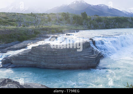 Rio Paine Wasserfall zu sehen, Torres del Paine Nationalpark, Chile. Chilenischen Patagonien Landschaft Stockfoto