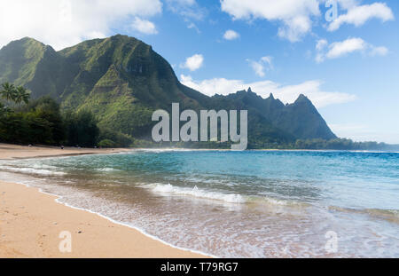 Panorama der Strand und klares Meer an Tunnels Beach an der Nordküste von Kauai in Hawaii Stockfoto