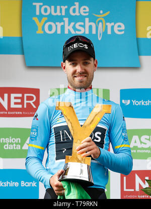 Tour de Yorkshire Sieger Team Ineos' Christopher Gesetzlose feiert mit der Trophäe nach Stufe 4 der Tour de Yorkshire. Stockfoto