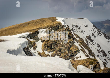 Beeindruckende Aussicht von einem Midzor Gipfel, der höchste Gipfel des alten Berg, während der Übergangszeit zwischen Winter und Frühling mit etwas Schnee ein Stockfoto