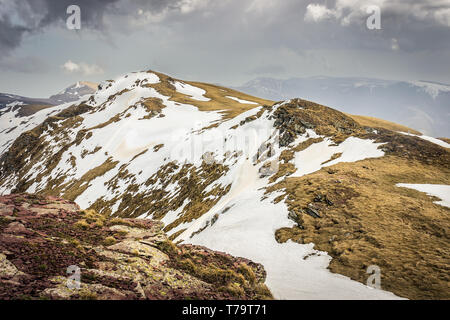 Beeindruckende Aussicht von einem Midzor Gipfel, der höchste Gipfel des alten Berg, während der Übergangszeit zwischen Winter und Frühling mit etwas Schnee ein Stockfoto