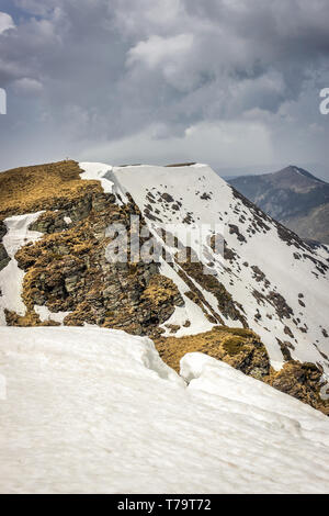 Beeindruckende Aussicht von einem Midzor Gipfel, der höchste Gipfel des alten Berg, während der Übergangszeit zwischen Winter und Frühling mit etwas Schnee ein Stockfoto
