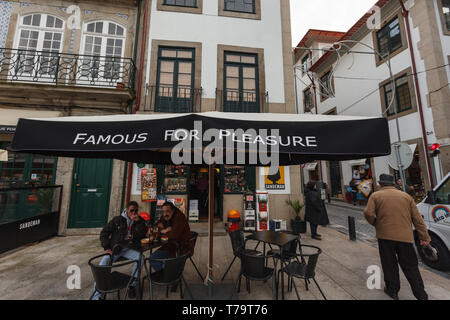 Außenbereich für die Kunden der kleinen Nachbarschaft store Verkauf von alkoholischen Getränken und Essen in der Altstadt von Porto, Portugal Stockfoto