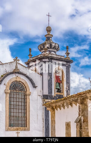 Obidos/Leiria/Portugal - 04 04 2019 - Blick auf eine katholische Kirche im mittelalterlichen Dorf in der Festung und Luso römischen Schloss von Óbidos, Portug Stockfoto