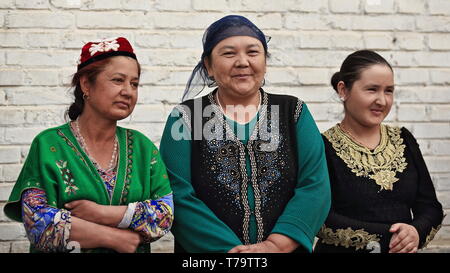 Drei Uyghur-Frauen in traditioneller Kleidung. Hotan-Xinjiang-China-0126 Stockfoto