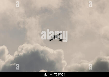 Hohen Flug. High Flying Supermarine Spitfire zweiten Weltkrieg Jagdflugzeug gegen cloudscape. Berühmte elliptische Flügel Kontaktanordnung, invertiert Stockfoto