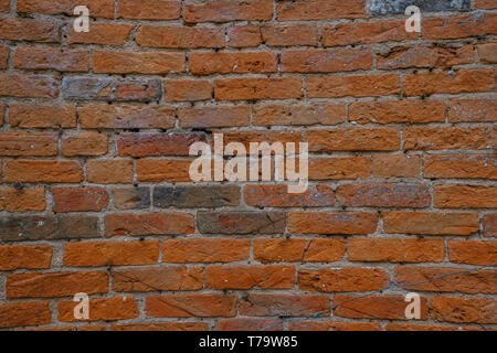 Alte orange brick wall. Closeup backgrounbd geschossen, mit einer leichten Kurve auf die Steine. Stockfoto