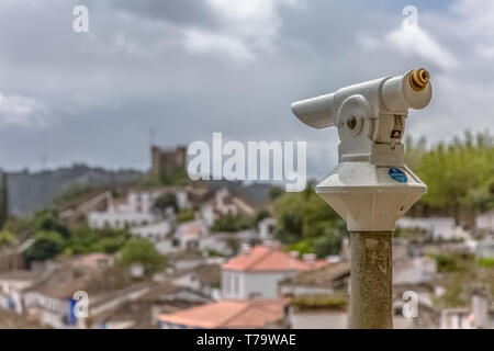 Obidos/Leiria/Portugal - 04 04 2019: Ansicht eines touristischen Monokel Festung und verschwommenes Schloss von Óbidos als Hintergrund, in Portugal Stockfoto