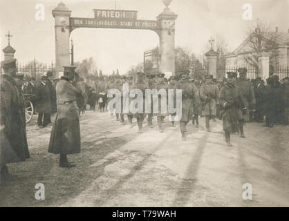 Österreichische Soldaten Friedhof - St. Pölten Station während des Ersten Weltkriegs marschieren Stockfoto