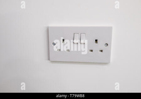 Doppel aus weißem Kunststoff elektrischen Stecker mit zwei Schalter zum Ein- und Ausschalten Stockfoto
