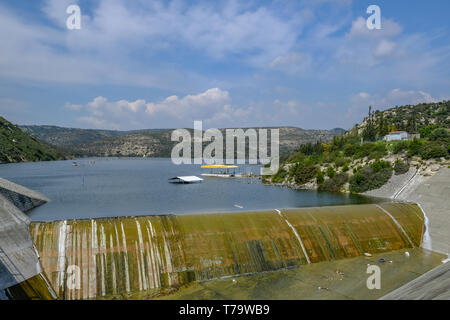 Germasogeia Damm auf einem hellen Frühling, wenn die RESEVOIR voll ist und Überläuft über die Schleuse Tor. Stockfoto