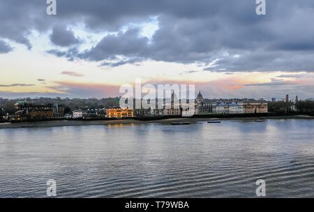 Greenwich Royal Naval College Landschaft, mit der Themse im Vordergrund und schönen Sonnenuntergang Farben in den Himmel. Stockfoto