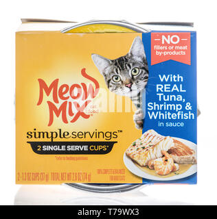 Winneconne, WI - 26. April 2019: ein Paket von meow mix Katzenfutter auf einem isolierten Hintergrund Stockfoto