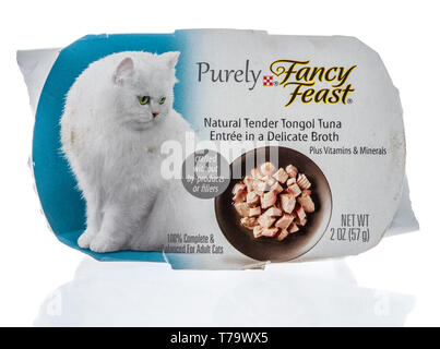 Winneconne, WI - 26. April 2019: ein Paket von Fancy Feast rein Katzenfutter auf einem isolierten Hintergrund Stockfoto