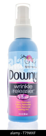 Winneconne, WI - 26. April 2019: ein Paket von Downy knicke Freigeber plus auf einem isolierten Hintergrund Stockfoto