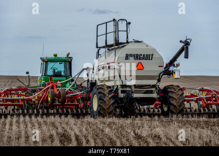 Swift Current, SK/Kanada - Mai 4, 2019: Traktor und Luft bohren Sämaschinen im Feld in Saskatchewan, Kanada Stockfoto