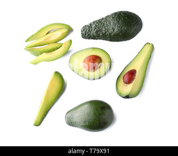 Frische Avocados auf weißem Hintergrund, flach Stockfoto